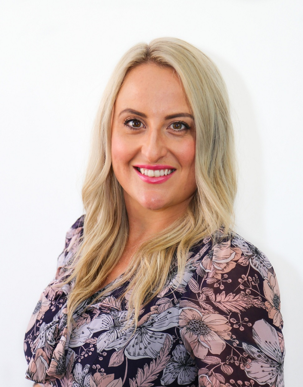 Talitha-Holme-Headshot-new Talitha Holme - Super Host